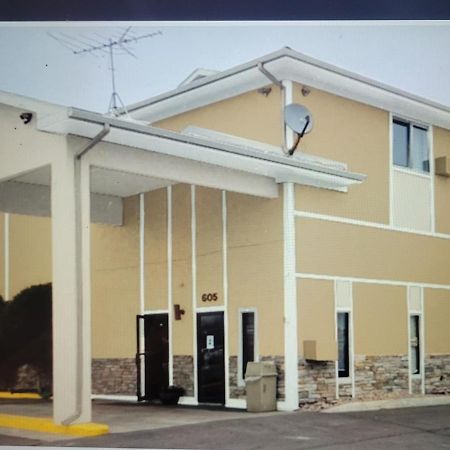 Super 8 By Wyndham Colorado Springs Peterson Space Force Cimarron Hills Bagian luar foto