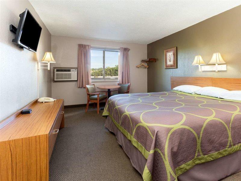 Super 8 By Wyndham Colorado Springs Peterson Space Force Cimarron Hills Bagian luar foto