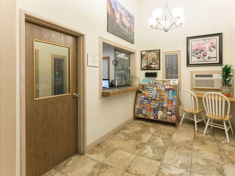 Super 8 By Wyndham Colorado Springs Peterson Space Force Cimarron Hills Bagian luar foto