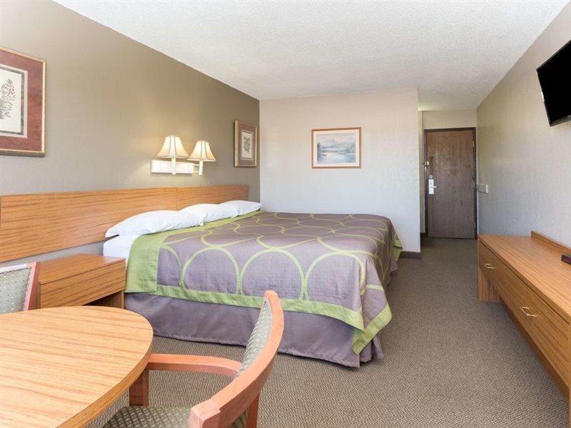 Super 8 By Wyndham Colorado Springs Peterson Space Force Cimarron Hills Bagian luar foto