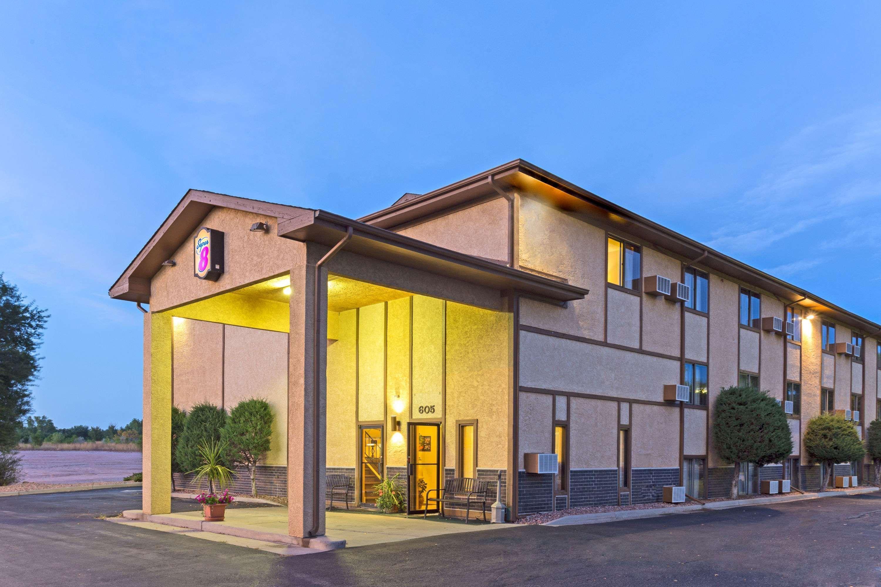 Super 8 By Wyndham Colorado Springs Peterson Space Force Cimarron Hills Bagian luar foto