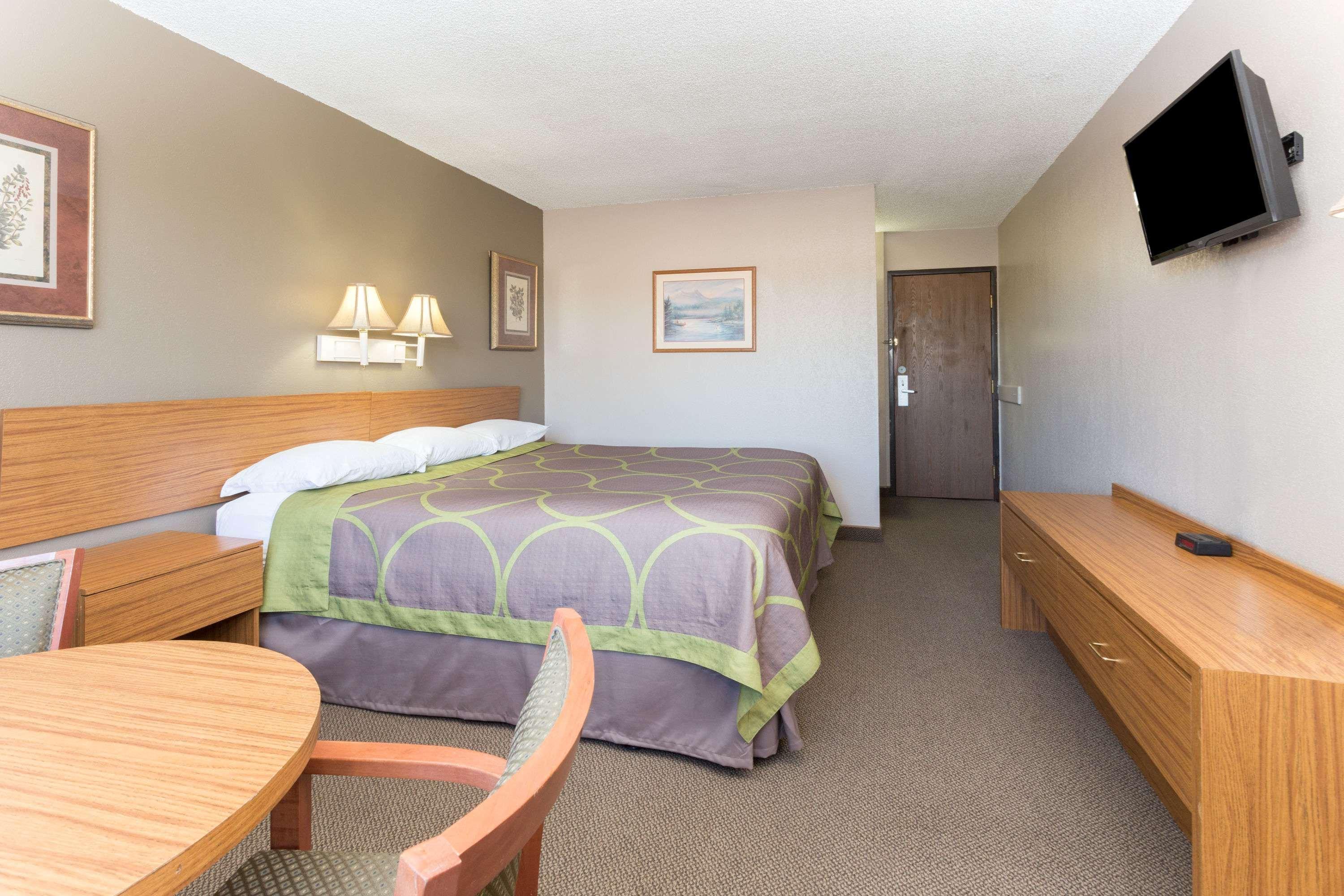 Super 8 By Wyndham Colorado Springs Peterson Space Force Cimarron Hills Bagian luar foto