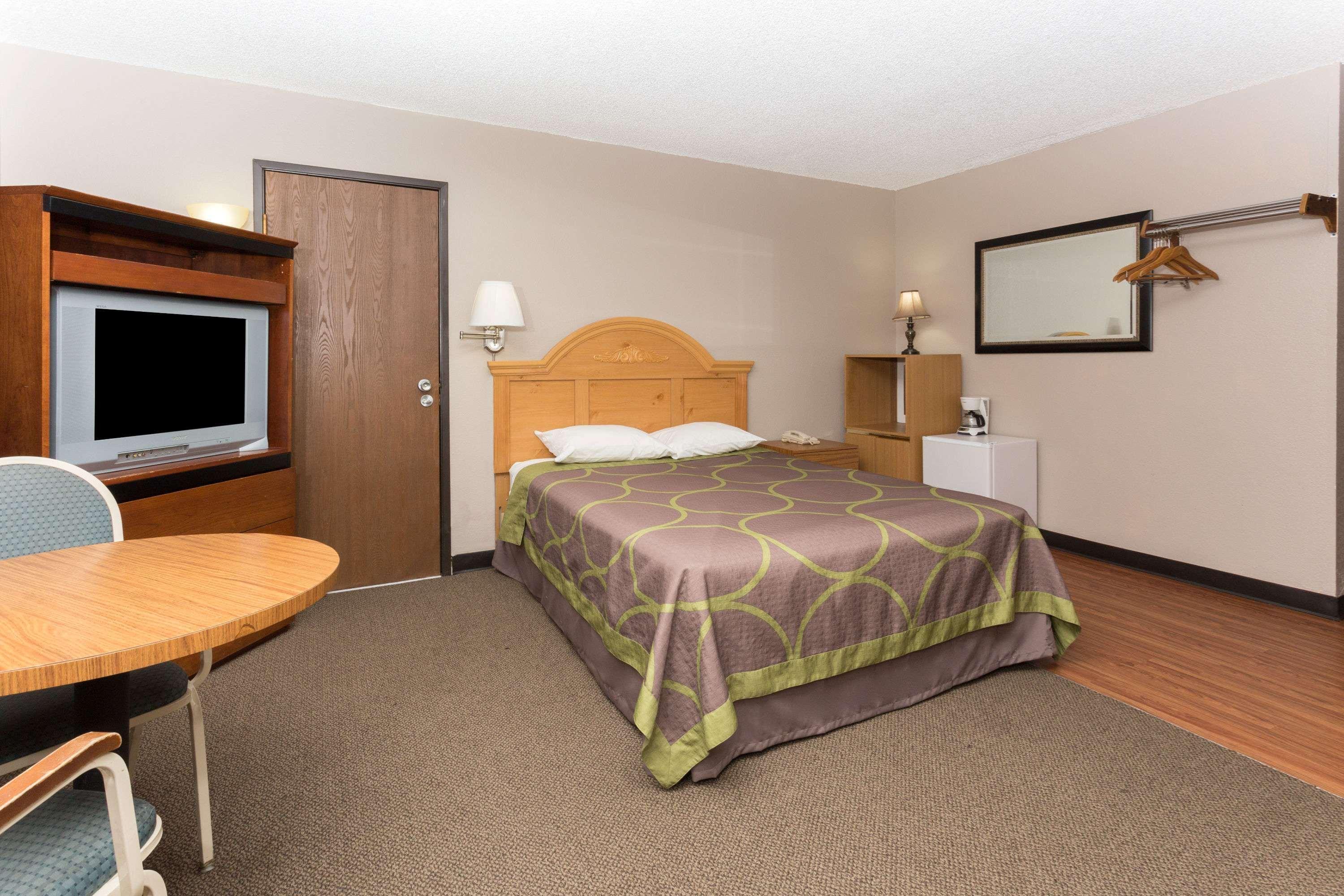 Super 8 By Wyndham Colorado Springs Peterson Space Force Cimarron Hills Bagian luar foto