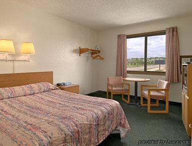 Super 8 By Wyndham Colorado Springs Peterson Space Force Cimarron Hills Ruang foto