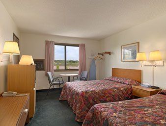 Super 8 By Wyndham Colorado Springs Peterson Space Force Cimarron Hills Ruang foto